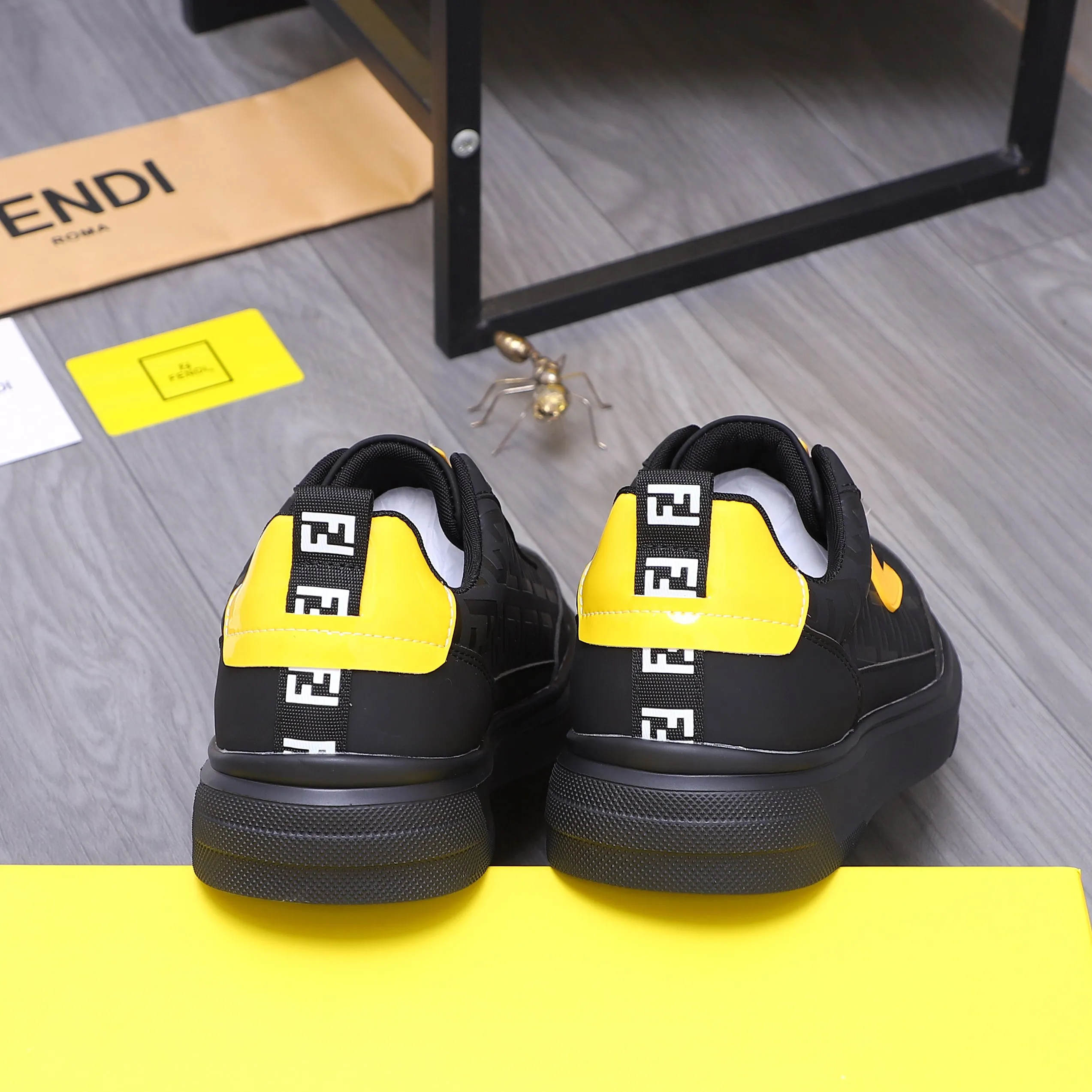 Men's shoes 💰420 Product trademark: FENDI "Fendi" casual shoes Regular size: 38-45 (45 is custom-made and non-returnable) Product materials: Selected cowhide embossed upper, mesh lining, cowhide insole, rubber outsole